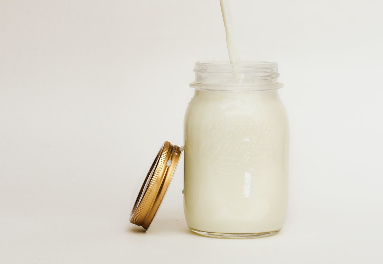proteinshake-glass-with-straw